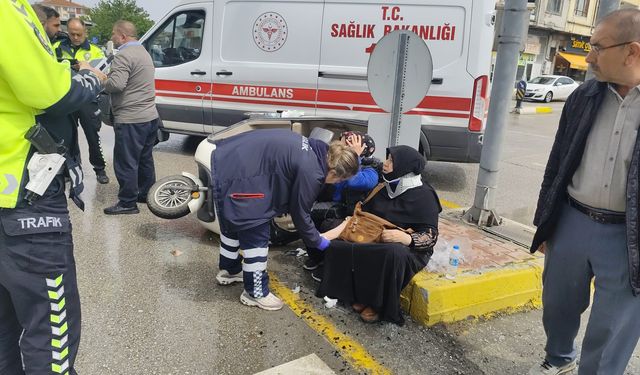 Otomobille üç tekerlekli motosiklet çarpıştı: 4 yaralı