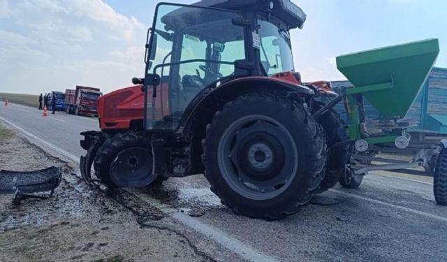 Traktör ile otomobil çarpıştı: 5 yaralı