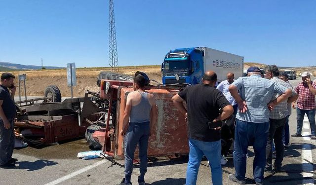 Kamyon ile traktör  çarpıştı: Yol kapandı"