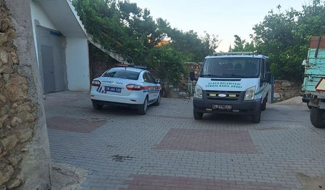 Evinde ölü bulundu