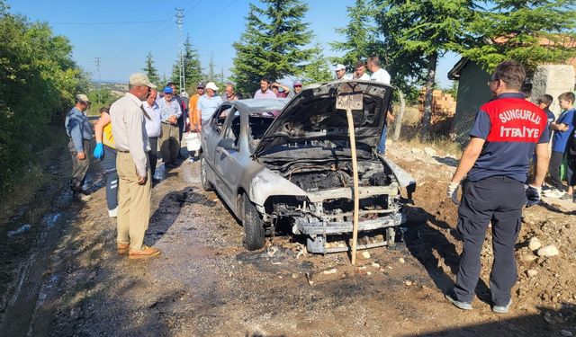 Çorum'da park halindeki araç alev alev yandı