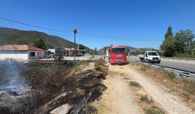 Akaryakıt istasyonu yanında  çıkan örtü yangını  büyümeden söndürüldü