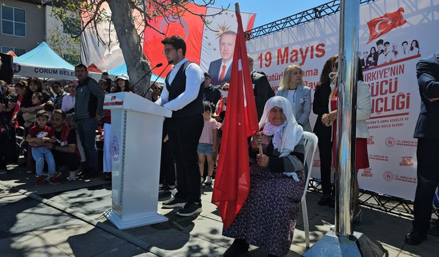 Bayrak teyzeye araba çarptı