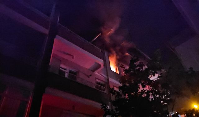 Yangın merdivenine tırmanan genci polis indirdi