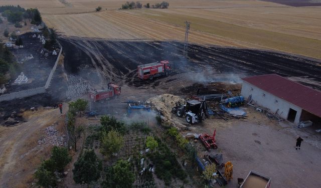 Elektrik direğinden çıkan kıvılcım yangın çıkardı