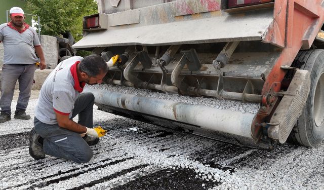 Sungurlu’da bir mahalleye  daha sathi kaplama asfalt