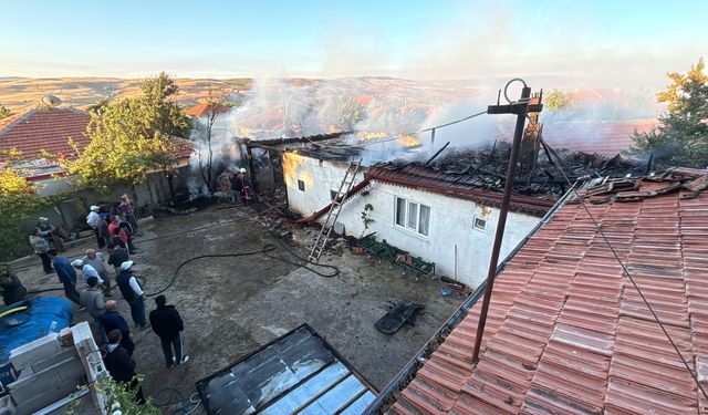 Sungurlu'daki yangında garaj, tandırlık ve depo zarar gördü