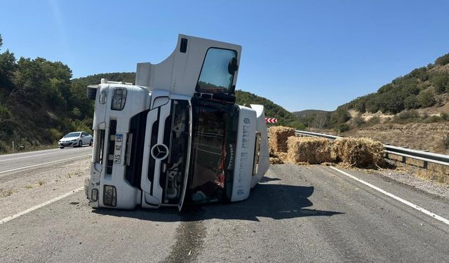 Çorum’da balya yüklü tır devrildi