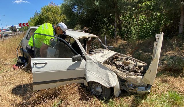 Otomobil bariyere  çarptı: 2 kişi yaralı