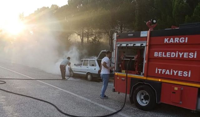Seyir halindeki  otomobil yandı