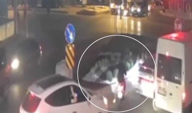 Kırmızı ışıkta geçen motosikletin kaza anı kamerada