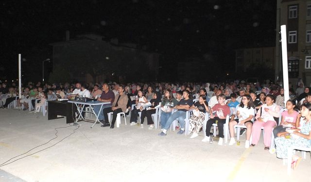 Mahalle muhtarından halka açık hava sinema gösterimi
