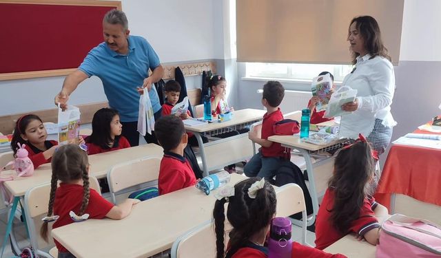Osmancık’ta miniklere  kırtasiye setleri dağıtıldı