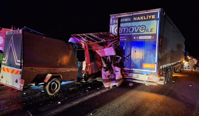 Tarım işçilerini taşıyan minibüsün tıra çarptığı kazada 3 kişi öldü, 16 kişi yaralandı