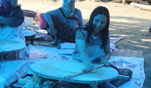 Kaymakam Yıldırım,  kadınlarla yufka açtı