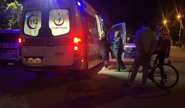 Üvey babasını  parkta bıçakladı