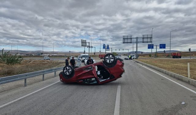 Ölüm kavşağında yine kaza: 3 yaralı