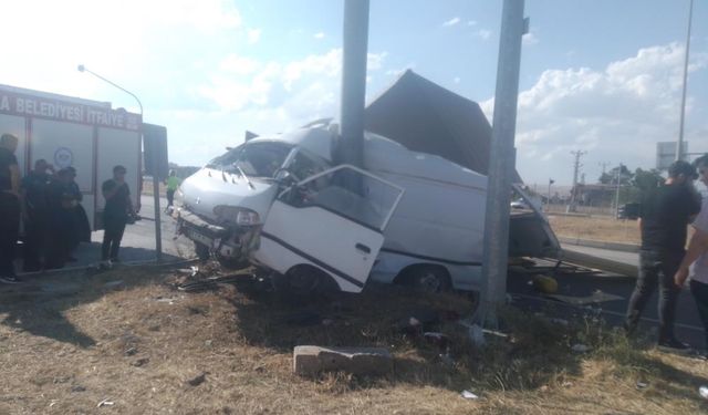 Çorum’da minibüs ile kamyonet çarpıştı: 5 yaralı