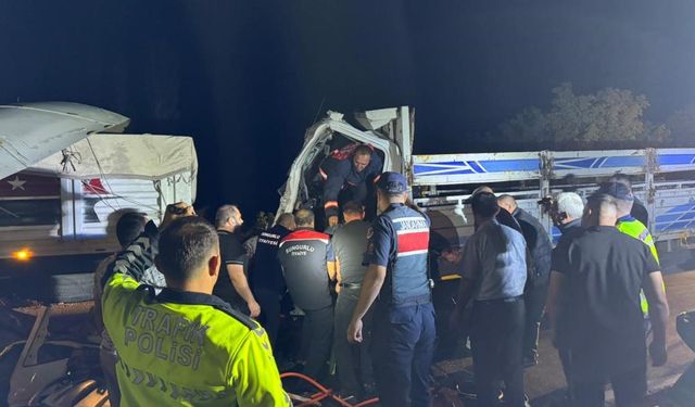 Çorum’da kamyon tıra çarptı: Araçta sıkışan sürücü ağır yaralandı