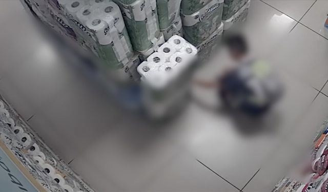 Bir çocuğun markette peçeteleri yakma anı  güvenlik kameralarınca kaydedildi