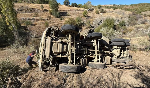 Çorum'da freni boşalan hafriyat kamyonu şarampole devrildi: 1 yaralı