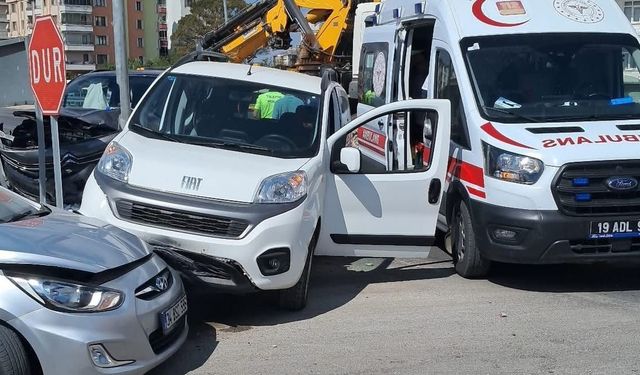 Çorum’da 3 araç kavşakta çarpıştı: 2 yaralı
