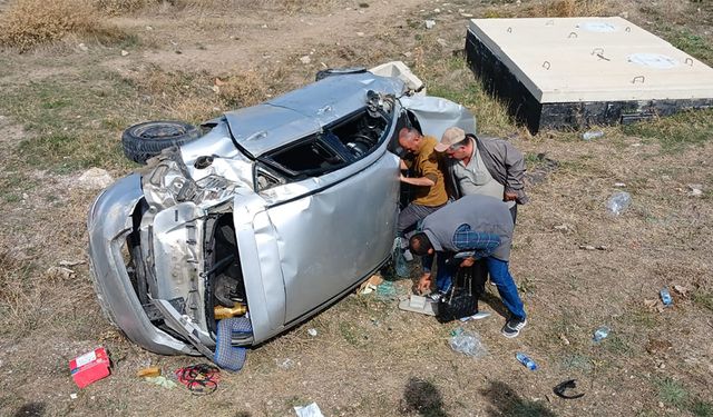 Düğün konvoyundaki  araç kontrolden çıkarak takla attı