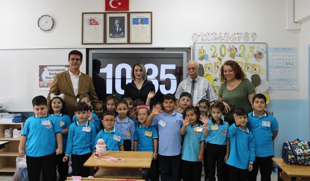 Öğrencilerin ilk ders heyecanına ortak oldu