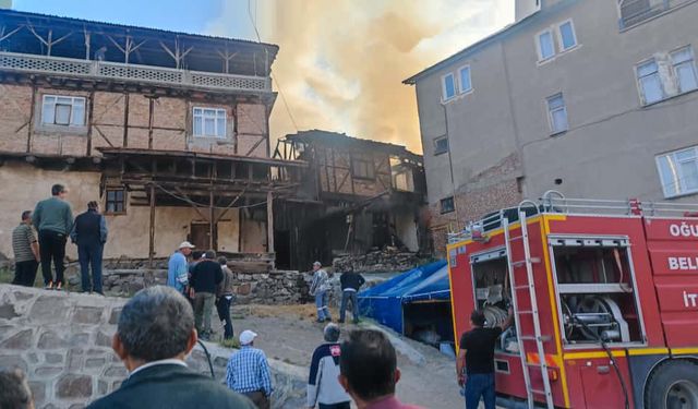 Çorum'da yangın: 1 kişi yaralandı, 3 ev kullanılamaz hale geldi