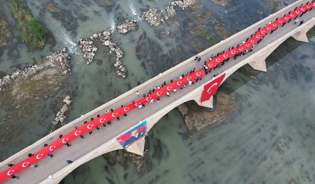 102 metrelik Türk bayrağı ile yürüdüler