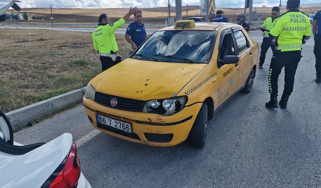 Ticari taksi ile üç tekerlekli  motosiklet çarpıştı: 1 yaralı