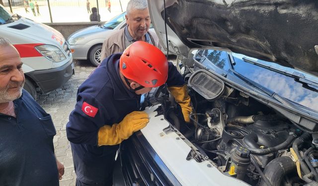 Minibüsün motoruna giren kedi  itfaiye ekiplerince kurtarıldı