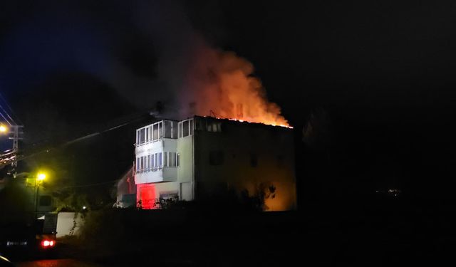 Çorum’da yıldırım düşen iki katlı evde yangın çıktı