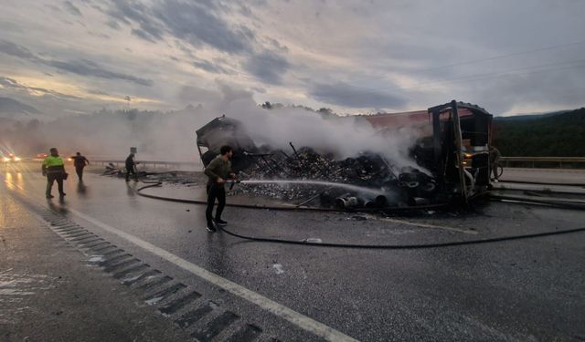 Çorum'da seyir halinde alev alan tır kullanılamaz hale geldi