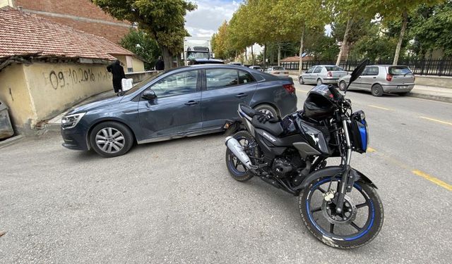 Motosiklet ile otomobil çarpıştı: 1 yaralı