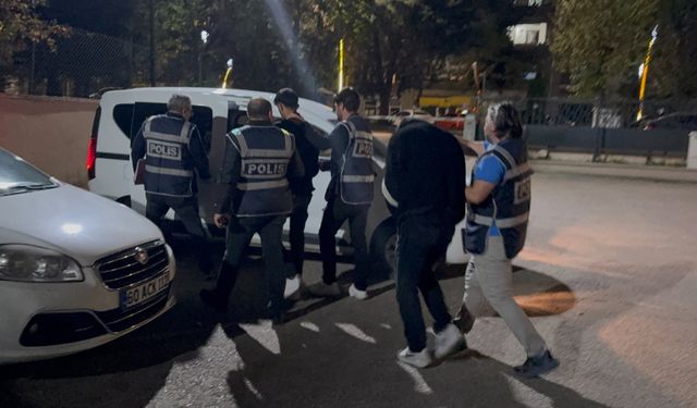 İki vatandaşı 1 milyon 800 bin TL dolandırdılar, polisin takibiyle yakalandılar
