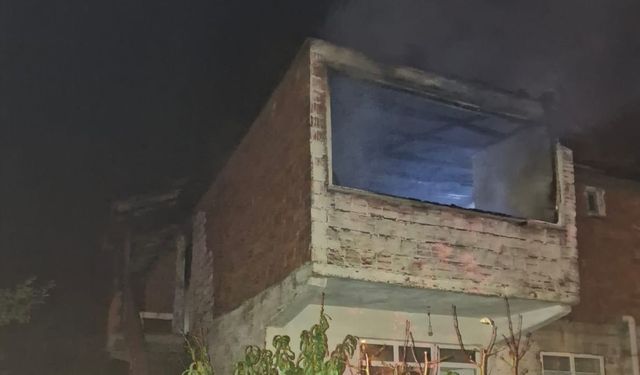 Osmancık'ta 2 katlı ev yandı
