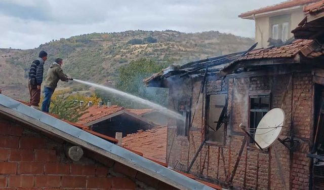 Oğuzlar'da yanan ev kullanılamaz hale geldi