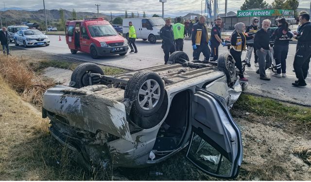 Devrilen otomobildeki 2 kişi yaralandı