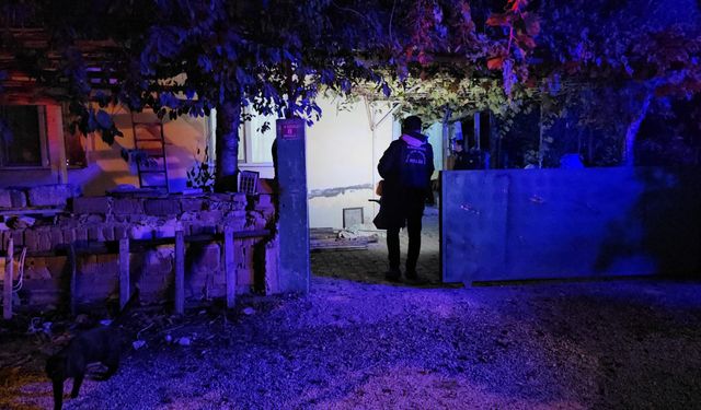 Babasını silahla öldürdü!