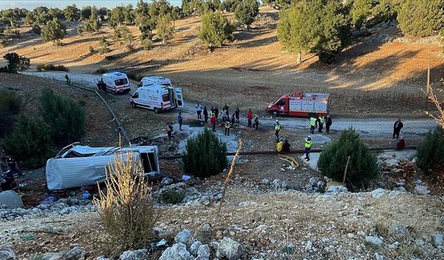 İşçi servisi devrildi: 5 ölü, 14 kişi yaralı