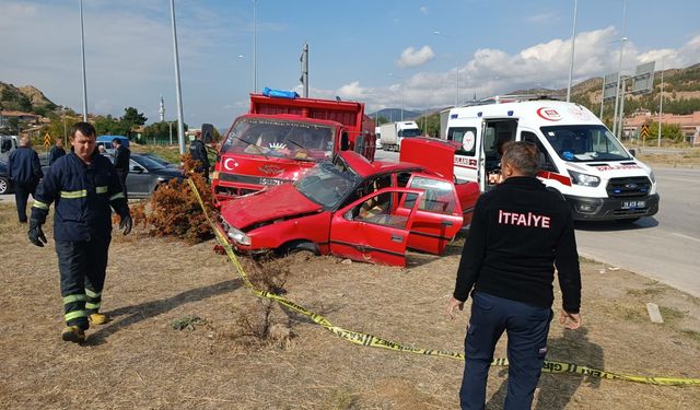 Otomobille kamyonet çarpıştı: 1 ölü