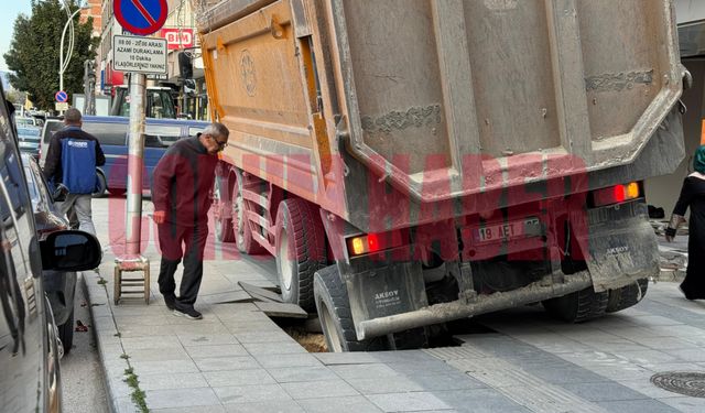 Çorum'da kamyonun çıktığı kaldırım çöktü!