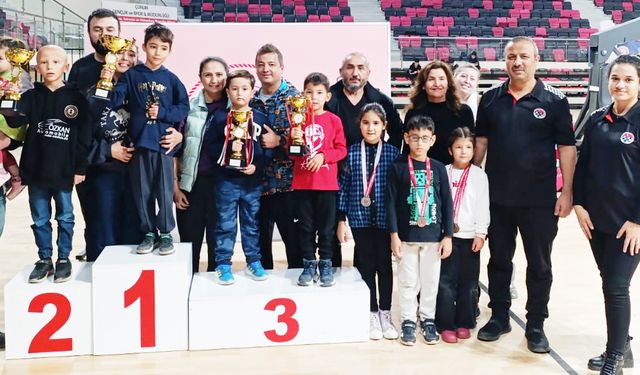 29 Ekim Cumhuriyet Bayramı Satranç Turnuvası'nda şampiyonlar belli oldu