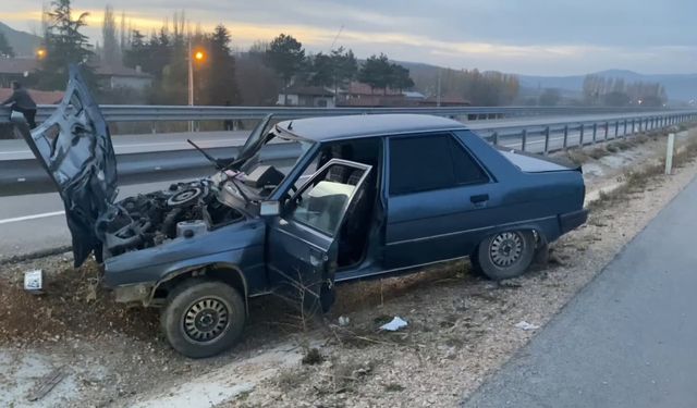 Çorum’da otomobil bariyerlere çarptı  2 yaralı