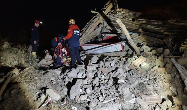 İki katlı metruk bina çöktü