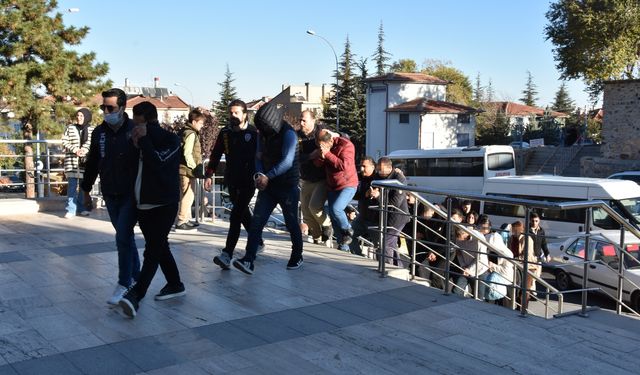 Öğretmen olacaktı, çete lideri oldu