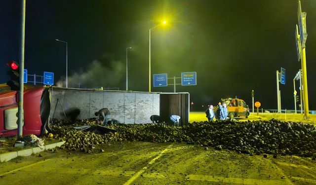 Çorum'da şeker pancarı yüklü tır ile otomobil çarpıştı: 3 yaralı