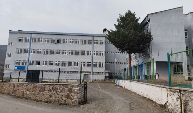 Oğuzlar Ortaokulu binasında  yıkım çalışmaları başladı