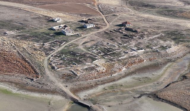 Baraj suyu yüzde birin altına düştü, eski Çorum-Yozgat kara yolu ortaya çıktı